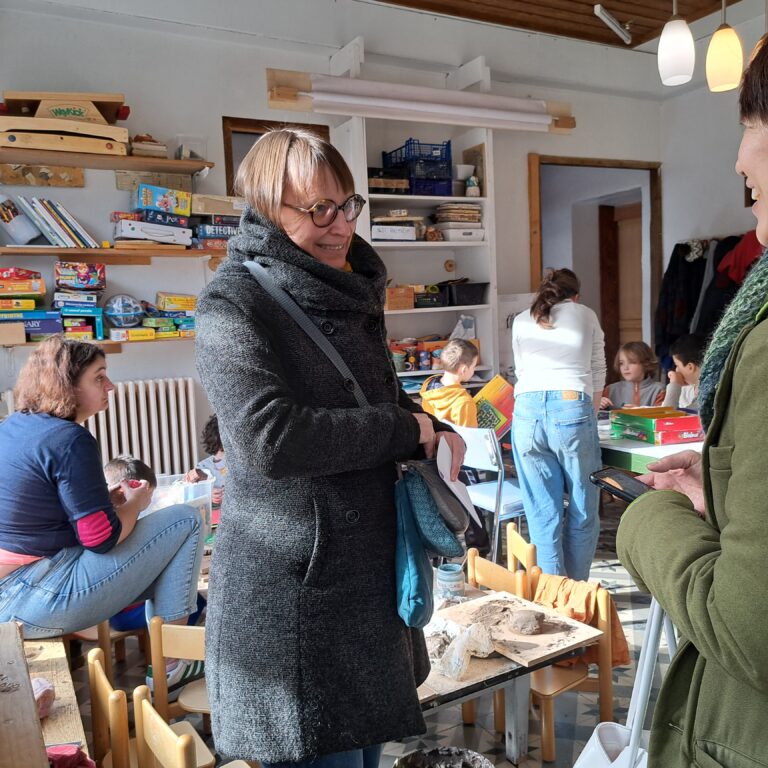 Une matinée avec les parents et les enfants au café